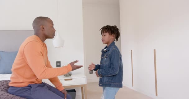 Χαρούμενος Αφρικάνος Πατέρας Και Γιος Μιλάνε Και Αγκαλιάζονται Στο Σπίτι — Αρχείο Βίντεο