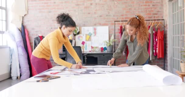 Happy Diversos Designers Moda Feminina Discutindo Tecidos Estúdio Câmera Lenta — Vídeo de Stock