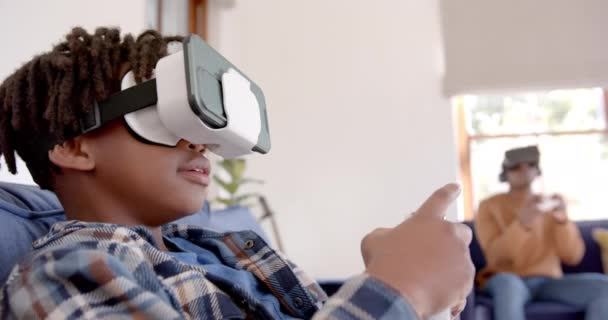 Afroamerikanische Vater Und Sohn Spielen Videospiel Mit Headsets Hause Zeitlupe — Stockvideo