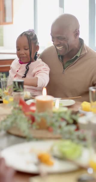 アフリカ系アメリカ人の両親 父親は感謝祭の夕食 ゆっくりとした運動を祝います 感謝祭 お祝い 変わらない — ストック動画