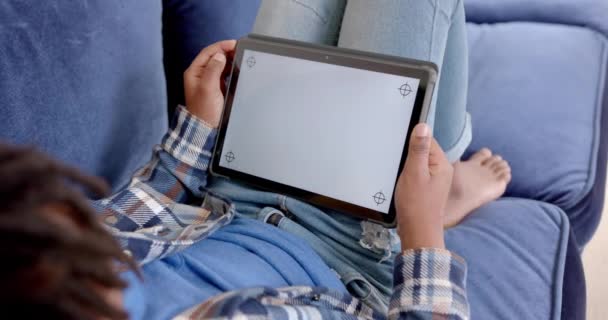 Menino Afro Americano Usando Tablet Com Espaço Cópia Tela Deitado — Vídeo de Stock