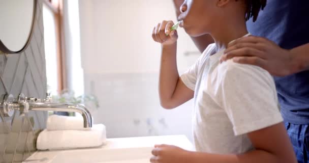 Afroamerikanischer Vater Und Sohn Beim Zähneputzen Heimischen Badezimmer Zeitlupe Vaterschaft — Stockvideo