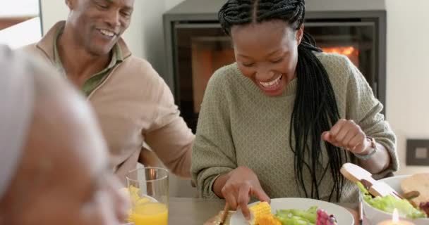 Αφροαμερικανοί Γονείς Παιδιά Και Παππούδες Γιορτάζουν Στο Δείπνο Των Ευχαριστιών — Αρχείο Βίντεο