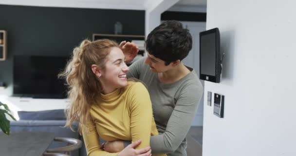 Feliz Casal Lésbico Caucasiano Abraçando Sorrindo Rindo Cozinha Ensolarada Pureza — Vídeo de Stock