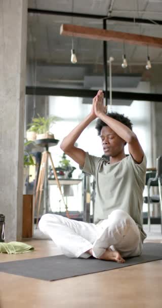 非洲裔美国人做瑜伽和在家里冥想的垂直录像 动作缓慢 生活方式 自我照顾和家庭生活 — 图库视频影像