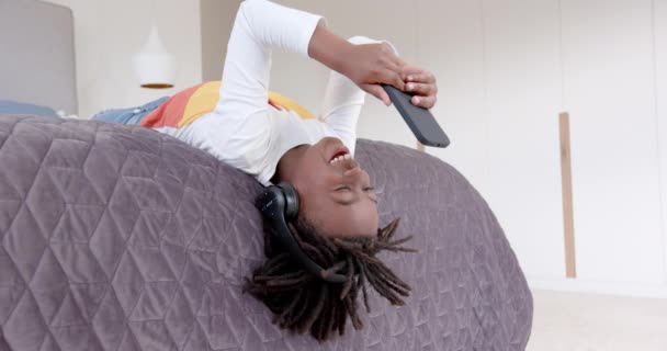 집에서 스마트 침대에 헤드폰을 아프리카계 슬로우 유년기 커뮤니케이션 변함없는 — 비디오