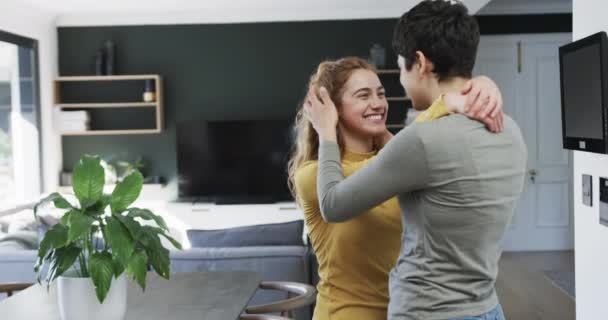 Feliz Pareja Lesbianas Caucásicas Abrazando Bailando Cocina Soleada Juntos Relación — Vídeos de Stock