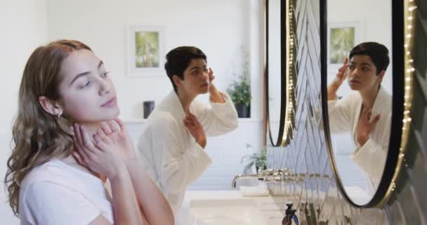 Kafkasyalı Mutlu Lezbiyen Çift Aynaya Bakıyor Saçlarını Düzeltiyor Banyoda Gülümsüyor — Stok video