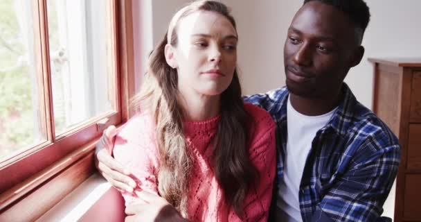 Triste Couple Diversifié Embrassant Assis Par Fenêtre Maison Ralenti Émotion — Video