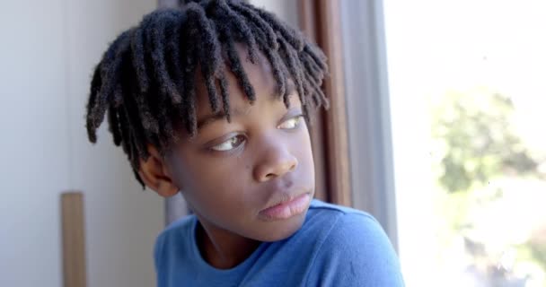 아프리카계 미국인 집에서 창문을 슬로우 시절과 변함없는 — 비디오