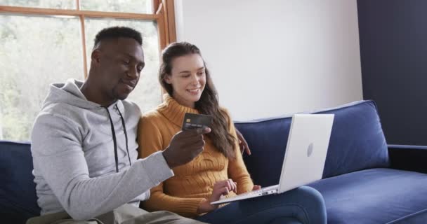 Heureux Couple Diversifié Assis Sur Canapé Utilisant Ordinateur Portable Une — Video