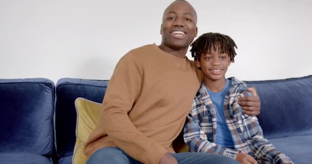 Πορτρέτο Του Χαρούμενου Αφροαμερικανού Πατέρα Και Γιου Αγκαλιάζει Στον Καναπέ — Αρχείο Βίντεο