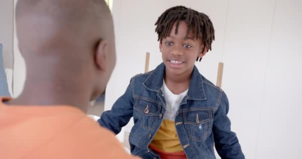 Χαρούμενος Αφροαμερικάνος Πατέρας Και Γιος Αγκαλιάζονται Στο Σπίτι Αργή Κίνηση — Αρχείο Βίντεο