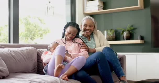 Šťastná Africká Americká Matka Dcera Babička Objímají Gauči Smějí Zpomalují — Stock video