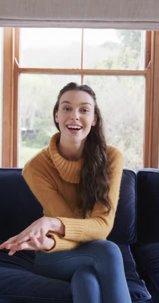 Gelukkige Blanke Vrouw Zittend Bank Videogesprek Zonnige Woonkamer Kopieerruimte Lifestyle — Stockvideo