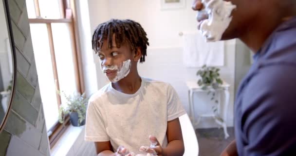Ευτυχισμένος Αφροαμερικάνος Πατέρας Και Γιος Βάζουν Αφρό Ξυρίσματος Στο Μπάνιο — Αρχείο Βίντεο