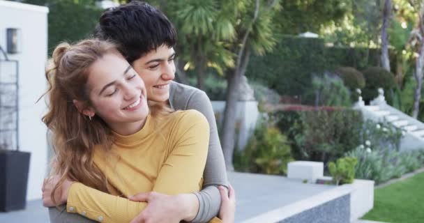 ハッピーな白人レズビアンカップルは 家の前に立って 抱擁し 微笑んでいる 関係と愛 家庭生活 保護された — ストック動画
