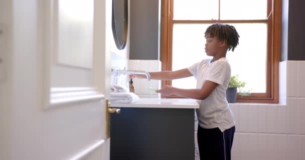 Африканський Американський Хлопчик Чистить Зуби Ванній Вдома Повільний Рух Дитинство — стокове відео