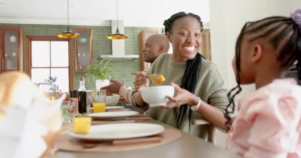 アフリカ系アメリカ人の両親 祖父母は感謝祭の夕食 ゆっくりとした運動を祝います 感謝祭 お祝い 変わらない — ストック動画