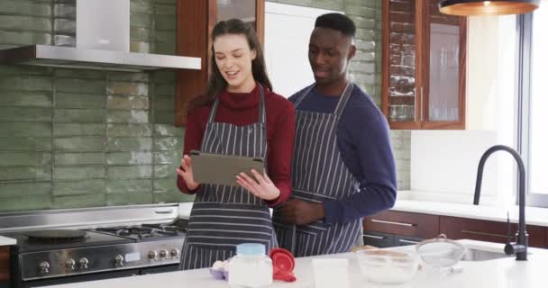 Mutfakta Durup Tablet Kullanan Mutlu Çift Ağır Çekimde Yemek Yemek — Stok video