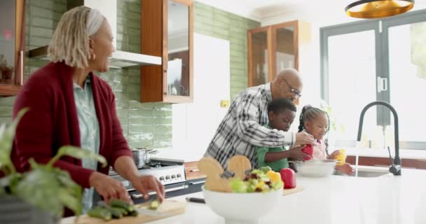 Felices Abuelos Afroamericanos Nietos Lavando Verduras Cocina Cámara Lenta Comida — Vídeo de stock