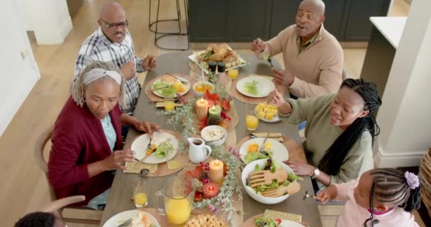 Afroamerikanische Eltern Kinder Und Großeltern Feiern Beim Dankeschön Dinner Zeitlupe — Stockvideo