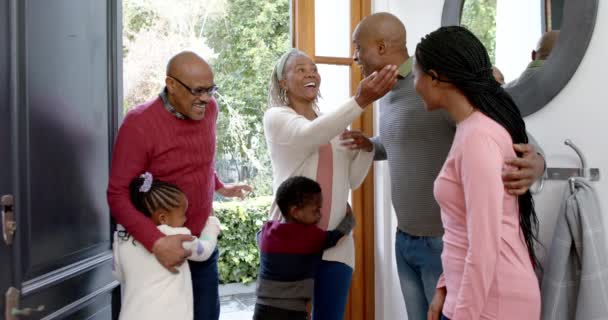 Porträtt Afrikansk Amerikansk Son Med Familj Vid Thanksgiving Middagsbord Slow — Stockvideo