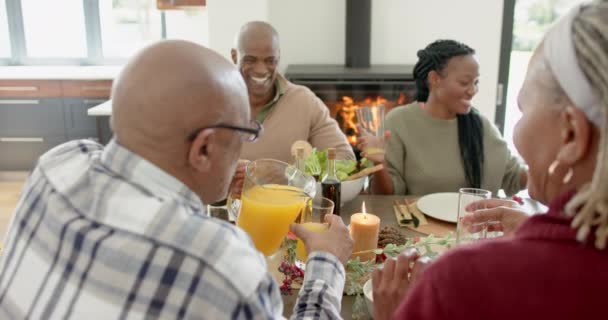 アフリカ系アメリカ人の両親 祖父母は感謝祭の夕食 ゆっくりとした運動を祝います 感謝祭 お祝い 変わらない — ストック動画
