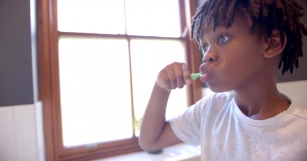Rapaz Afro Americano Escovar Dentes Casa Banho Câmara Lenta Infância — Vídeo de Stock
