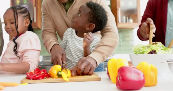 Padres Niños Afroamericanos Felices Cortando Verduras Cocina Cámara Lenta Comida — Vídeo de stock