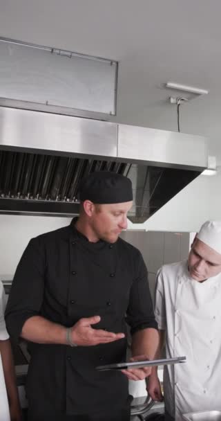 Soustředěný Kuchař Který Učí Kuchaře Kuchyni Zpomaluje Vertikálně Vaření Profese — Stock video