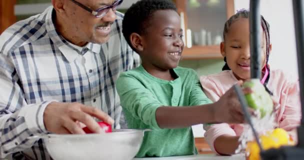 Szczęśliwi Afrykańscy Dziadkowie Wnuki Myjący Warzywa Kuchni Zwolnione Tempo Jedzenie — Wideo stockowe