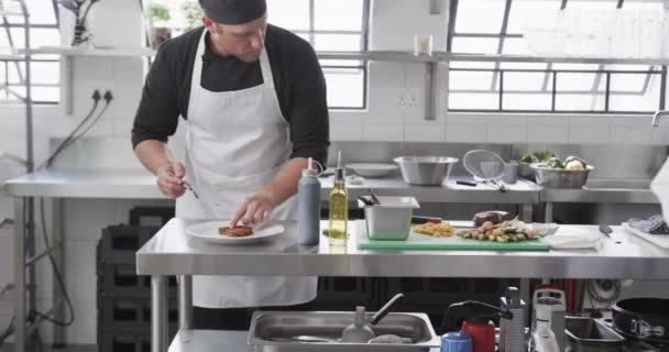 Gruppo Diversi Chef Maschi Che Preparano Pasti Cucina Rallentatore Cucina — Video Stock