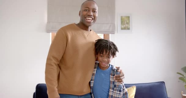 Πορτρέτο Ευτυχισμένου Αφροαμερικανού Πατέρα Και Γιου Που Αγκαλιάζονται Στο Σπίτι — Αρχείο Βίντεο