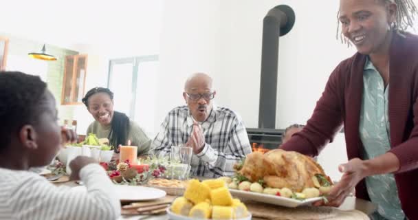 Feliz Familia Afroamericana Multigeneracional Sirviendo Comida Cena Acción Gracias Cámara — Vídeo de stock