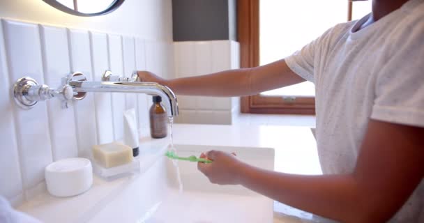 Μεσοτομή Αφροαμερικανού Αγοριού Που Βουρτσίζει Δόντια Στο Μπάνιο Στο Σπίτι — Αρχείο Βίντεο
