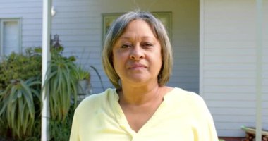 Melez kadının mutlu bir portresi kameraya bakıyor ve evin dışında gülümsüyor, ağır çekimde. Yaşlılar ve aile hayatı, değişmez..