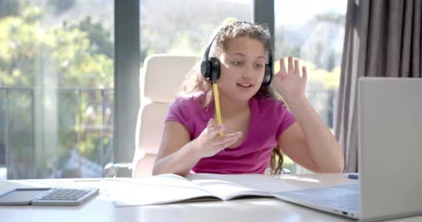 Heureuse Fille Biraciale Utilisant Des Écouteurs Ordinateur Portable Pour Leçon — Video