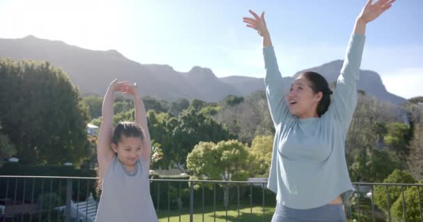 Szczęśliwa Birasowa Matka Córka Ćwiczące Jogę Tarasie Słoneczny Dzień Zwolnione — Wideo stockowe