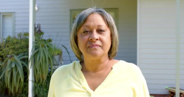 Retrato Mujer Birracial Mayor Feliz Mirando Cámara Sonriendo Fuera Casa — Vídeo de stock