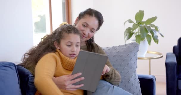Feliz Madre Hija Birracial Abrazándose Sofá Usando Tableta Sala Estar — Vídeos de Stock