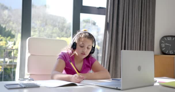 自宅でオンラインスクールのレッスンにヘッドフォンとラップトップを使用してハッピーな女性 子供時代 コミュニケーション 技術は変わらない — ストック動画