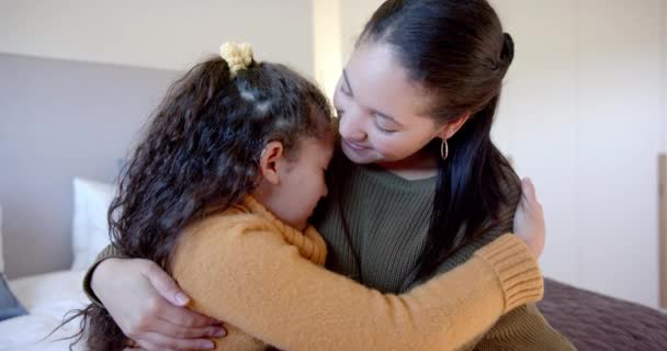 Mãe Biracial Feliz Reconfortante Abraçando Filha Cama Quarto Ensolarado Família — Vídeo de Stock