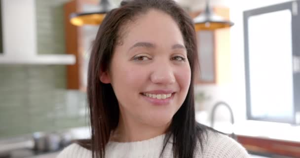 Gelukkige Biracial Vrouw Met Recht Haar Staan Glimlachen Zonnige Keuken — Stockvideo