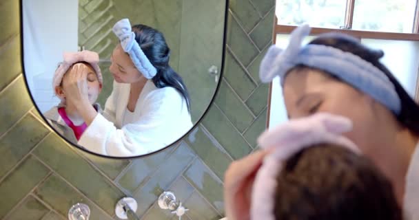 Saçında Bantla Güneşli Banyoda Yüzleriyle Ilgilenen Mutlu Anne Kız Kişisel — Stok video