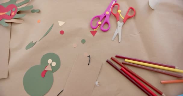 Kolorowy Papier Kredki Nożyczki Wycinanki Leżące Stole Dzieciństwo Dzieła Sztuki — Wideo stockowe