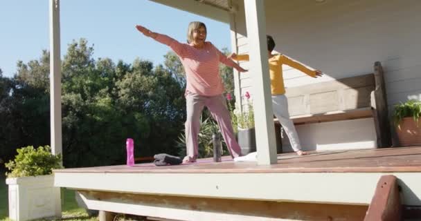 长辈的祖母和孙子正在做瑜伽 在家里的阳台上伸展 动作缓慢 放松和生活方式 — 图库视频影像
