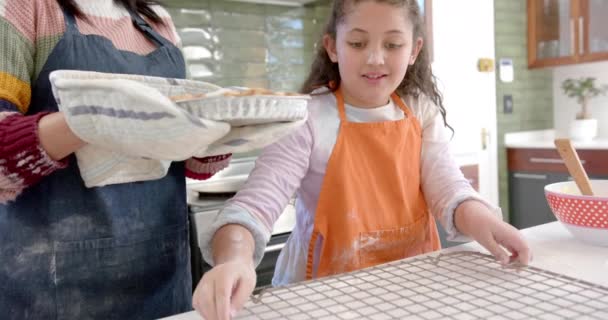 Щаслива Мати Дочка Кладуть Торт Охолоджувальну Стійку Сонячній Кухні Їжа — стокове відео