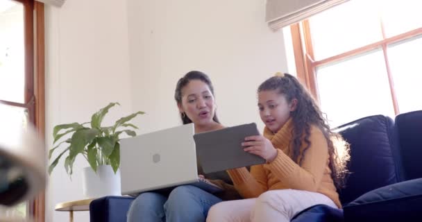 Szczęśliwa Dwurasowa Matka Córka Siedzą Kanapie Używając Laptopa Tabletu Słonecznym — Wideo stockowe