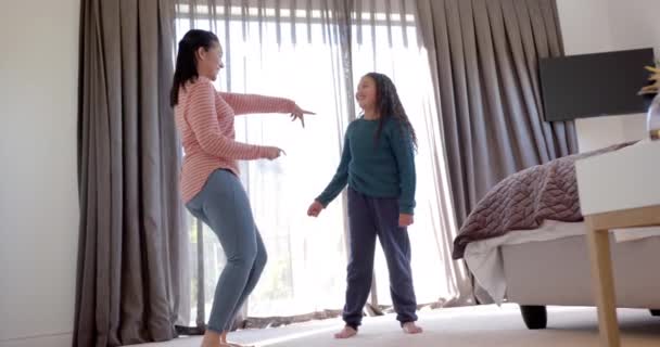 Bonne Mère Fille Biraciale Dansant Dans Une Chambre Ensoleillée Famille — Video